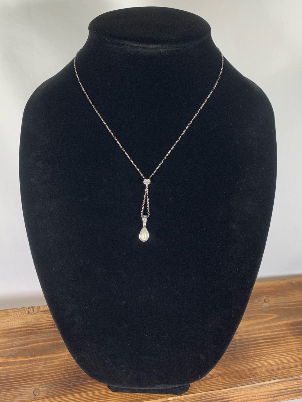 Vintage Avon Y Drop Simulated Pearl Teardrop Necklace 16.5-19”